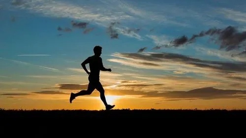 如果你堅(jiān)持跑步一年，將會(huì)發(fā)生什么？